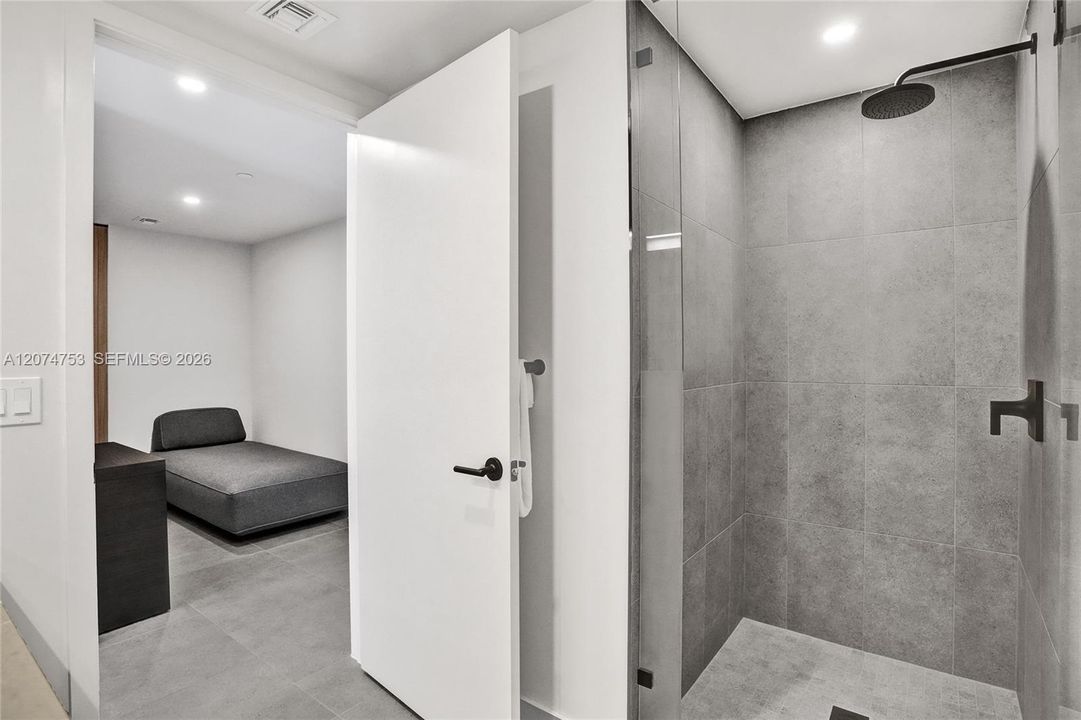 For Sale: $579,900 (1 beds, 2 baths, 597 Square Feet)