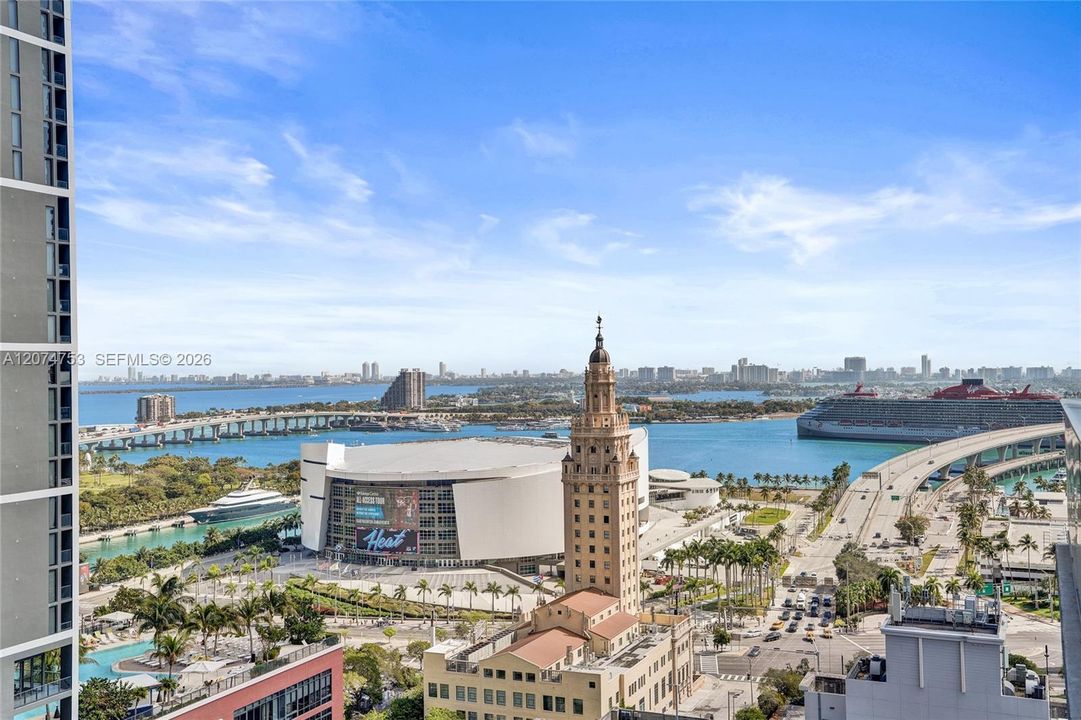 For Sale: $579,900 (1 beds, 2 baths, 597 Square Feet)