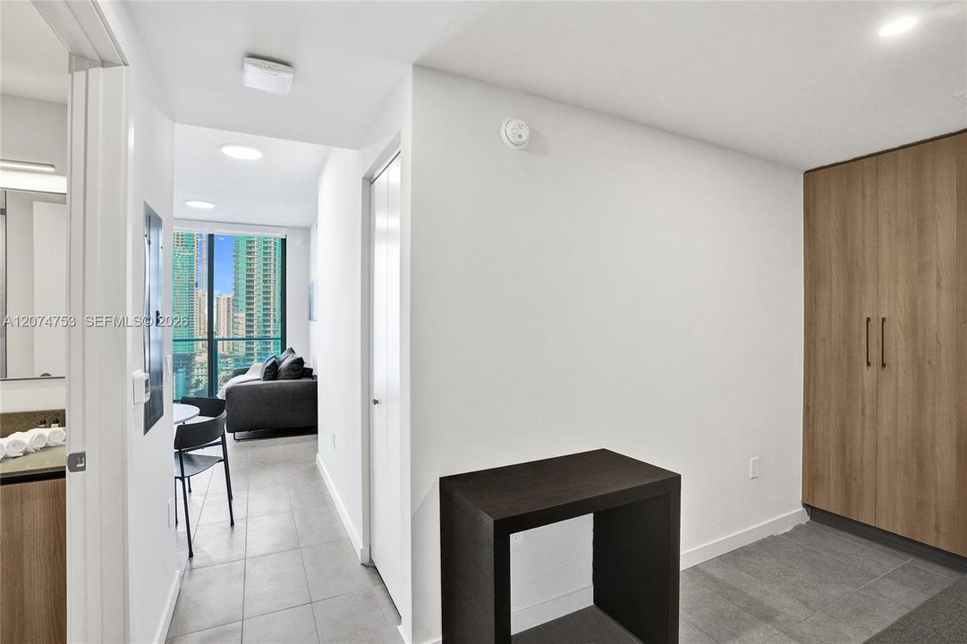 For Sale: $579,900 (1 beds, 2 baths, 597 Square Feet)