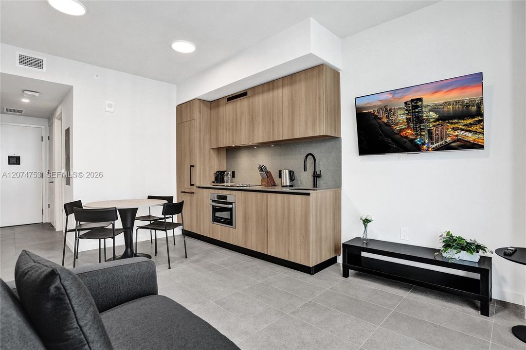For Sale: $579,900 (1 beds, 2 baths, 597 Square Feet)
