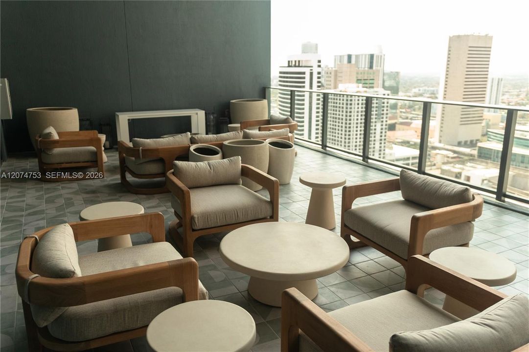 For Sale: $579,900 (1 beds, 2 baths, 597 Square Feet)