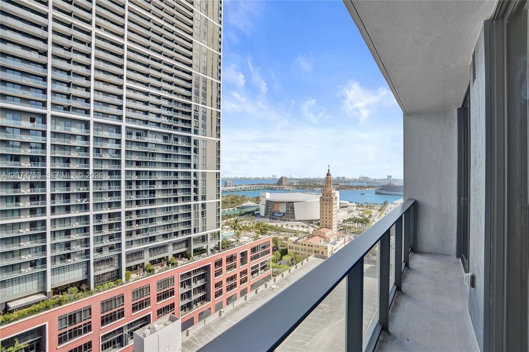 For Sale: $579,900 (1 beds, 2 baths, 597 Square Feet)