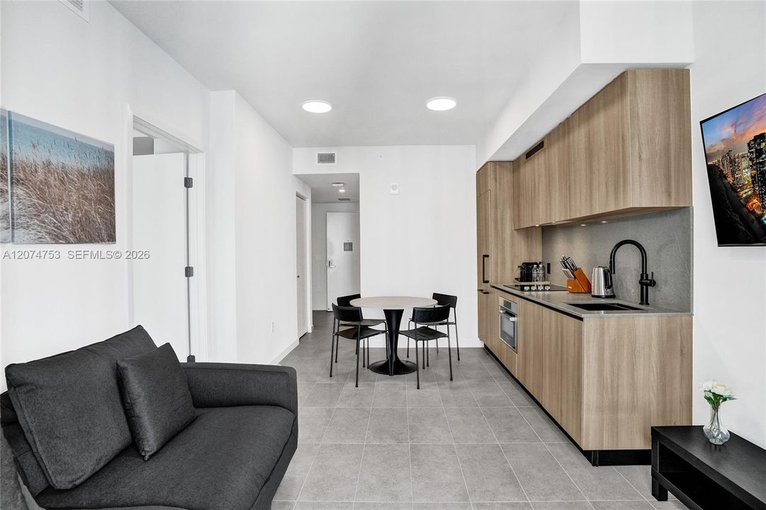 For Sale: $579,900 (1 beds, 2 baths, 597 Square Feet)