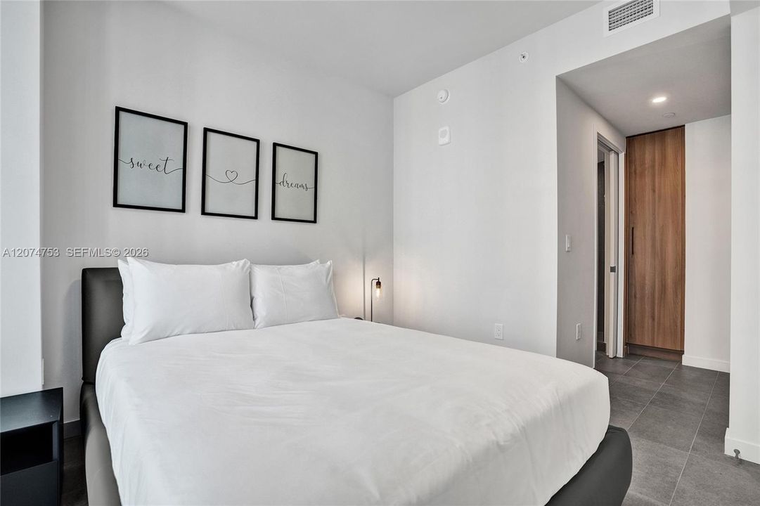 For Sale: $579,900 (1 beds, 2 baths, 597 Square Feet)