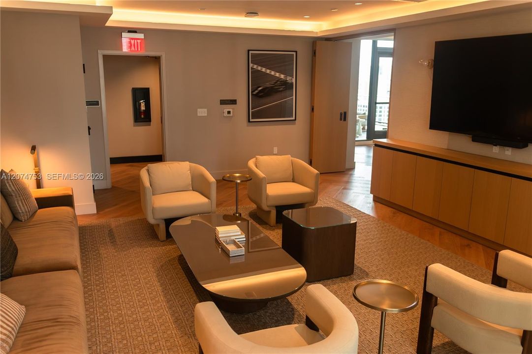 For Sale: $579,900 (1 beds, 2 baths, 597 Square Feet)
