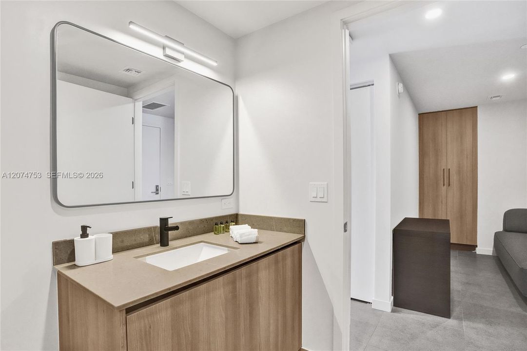 For Sale: $579,900 (1 beds, 2 baths, 597 Square Feet)