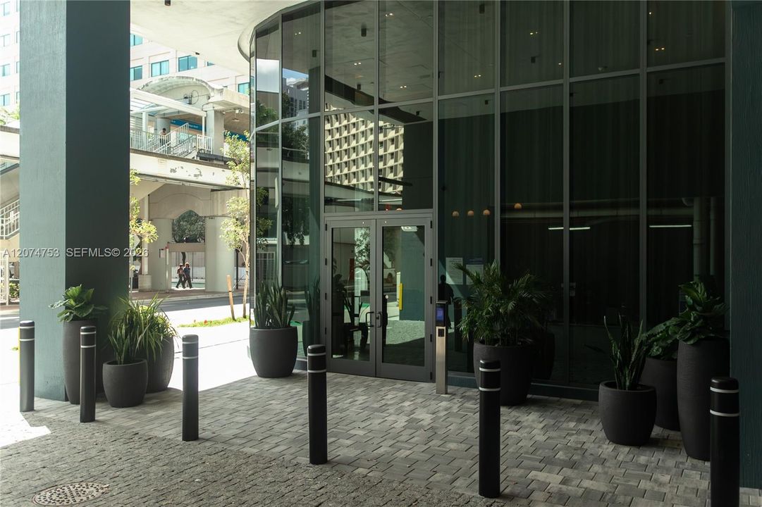 For Sale: $579,900 (1 beds, 2 baths, 597 Square Feet)