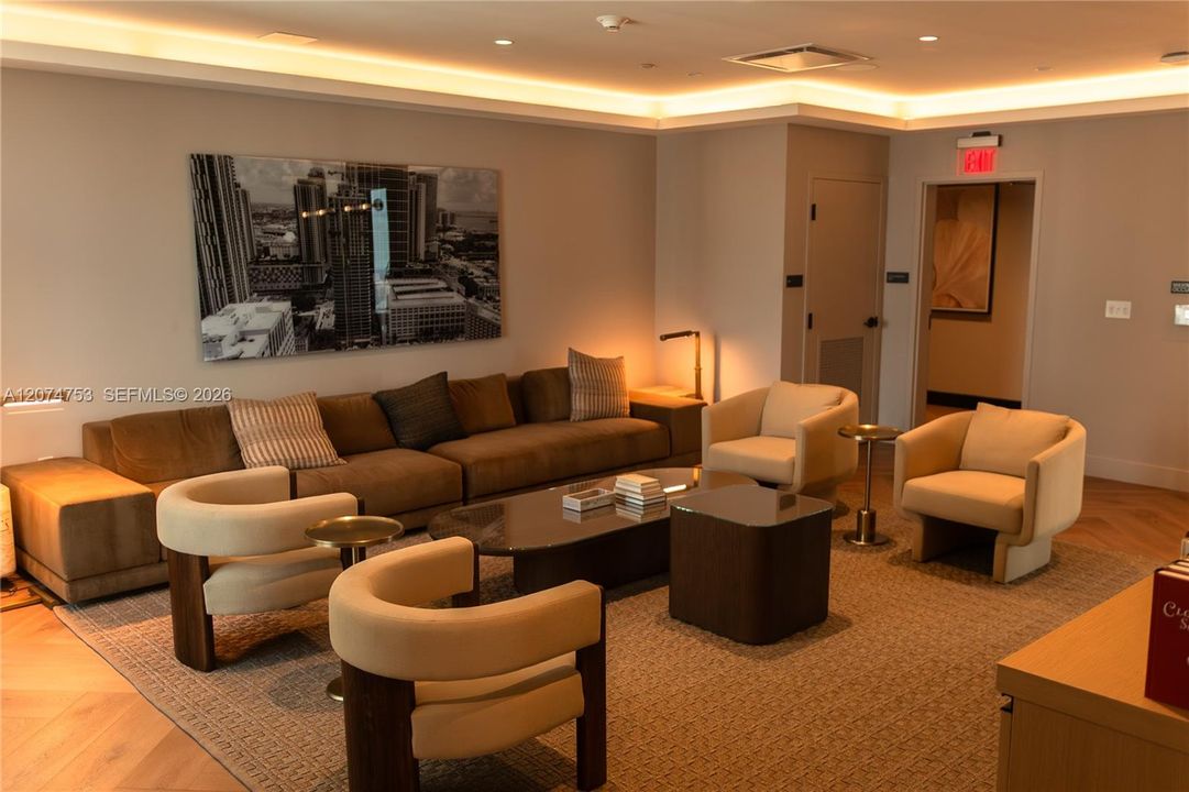 For Sale: $579,900 (1 beds, 2 baths, 597 Square Feet)
