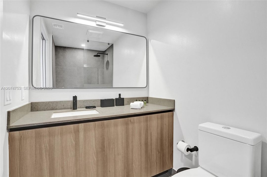 For Sale: $579,900 (1 beds, 2 baths, 597 Square Feet)