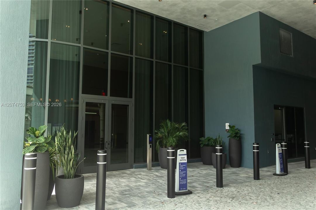 For Sale: $579,900 (1 beds, 2 baths, 597 Square Feet)