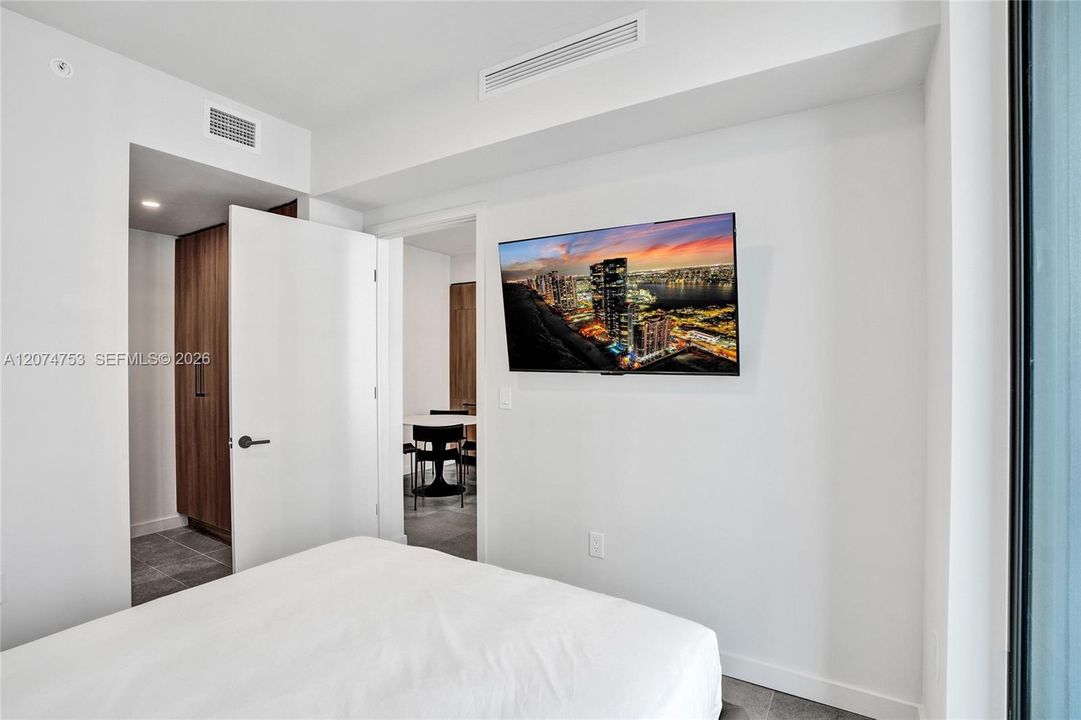 For Sale: $579,900 (1 beds, 2 baths, 597 Square Feet)
