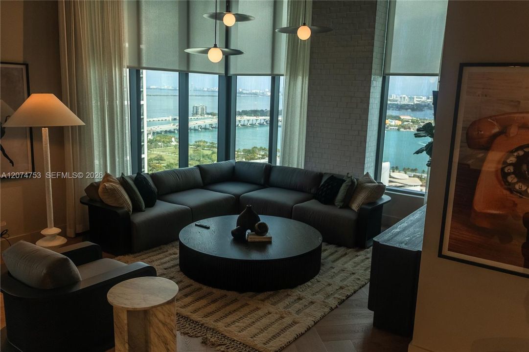 For Sale: $579,900 (1 beds, 2 baths, 597 Square Feet)
