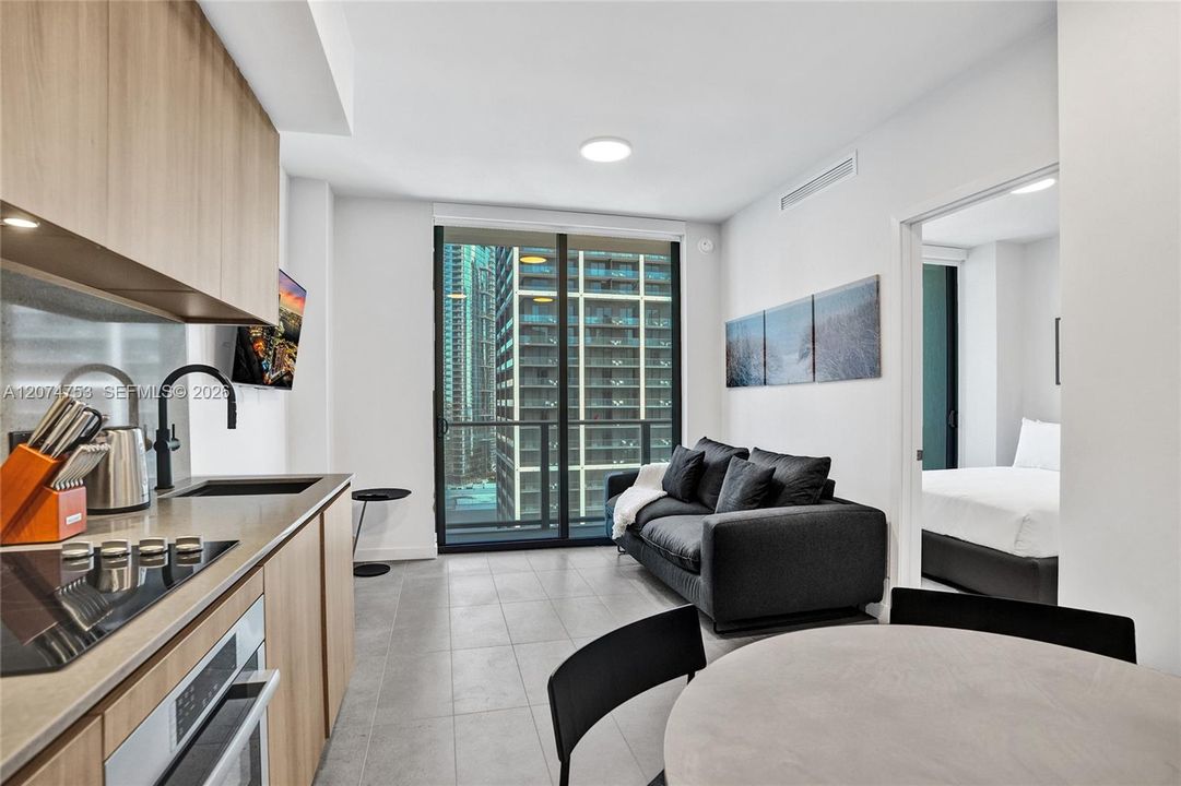 For Sale: $579,900 (1 beds, 2 baths, 597 Square Feet)