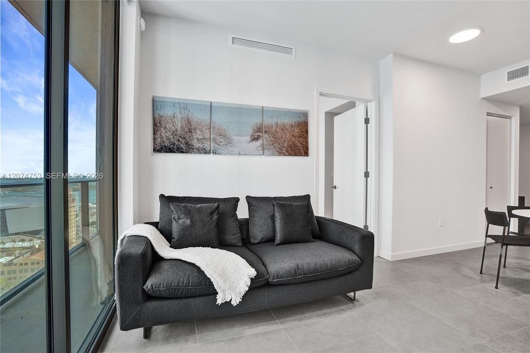 For Sale: $579,900 (1 beds, 2 baths, 597 Square Feet)