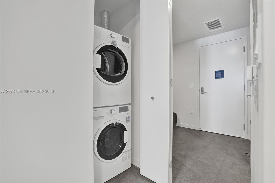 For Sale: $579,900 (1 beds, 2 baths, 597 Square Feet)
