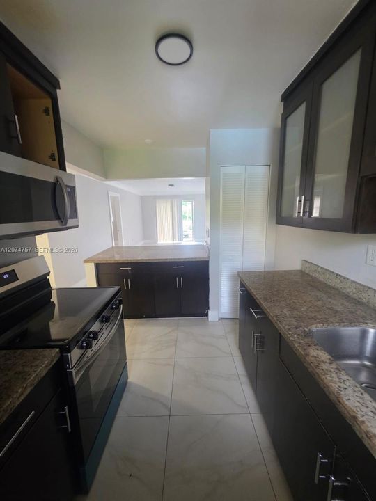 For Rent: $2,300 (2 beds, 2 baths, 945 Square Feet)