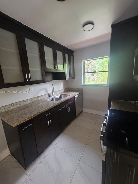 For Rent: $2,300 (2 beds, 2 baths, 945 Square Feet)