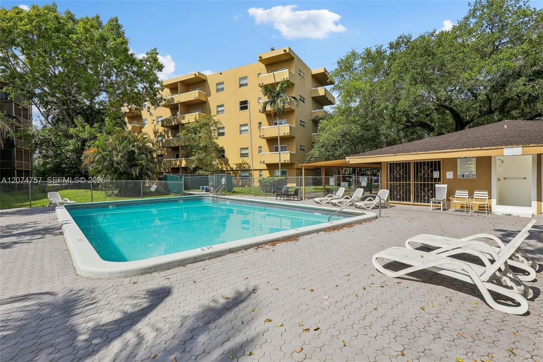For Rent: $2,300 (2 beds, 2 baths, 945 Square Feet)