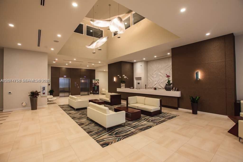 For Sale: $465,000 (2 beds, 2 baths, 1130 Square Feet)