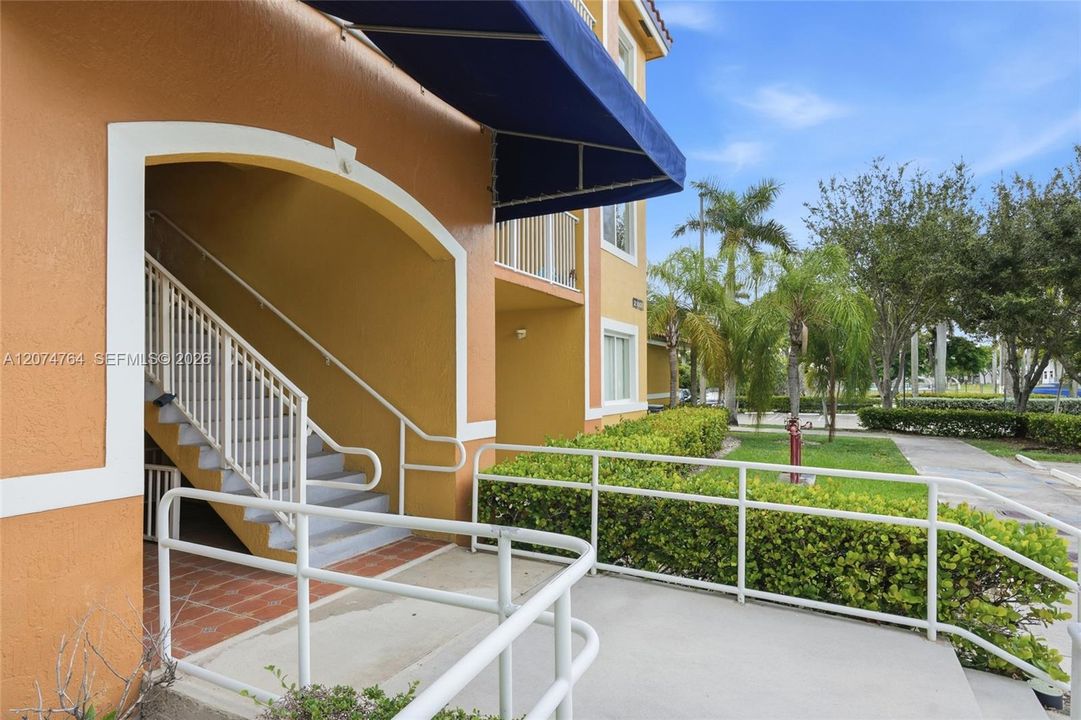 For Rent: $1,750 (1 beds, 1 baths, 746 Square Feet)