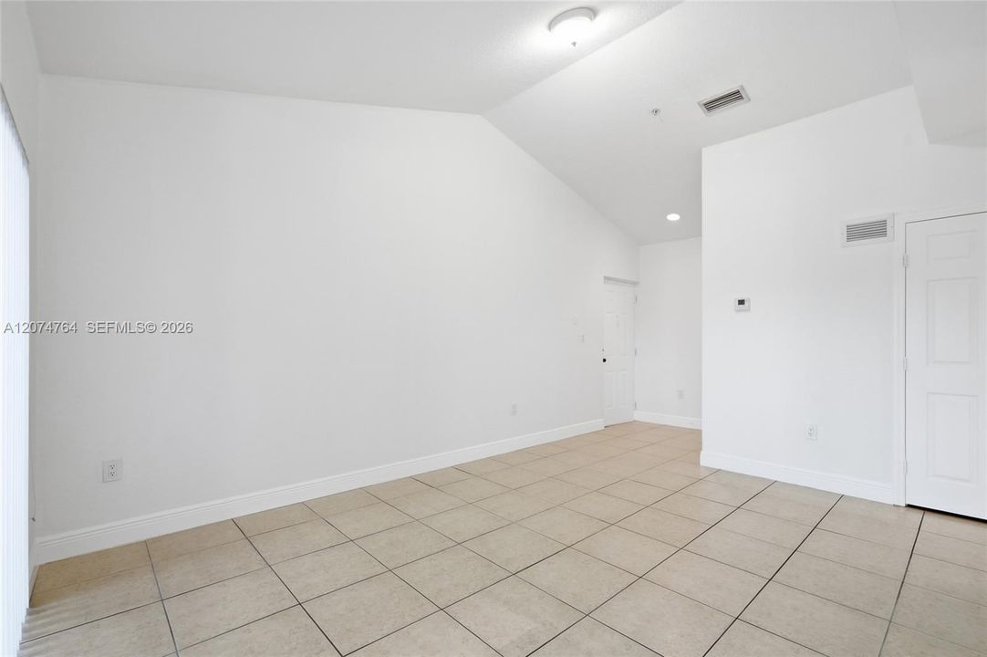 For Rent: $1,750 (1 beds, 1 baths, 746 Square Feet)