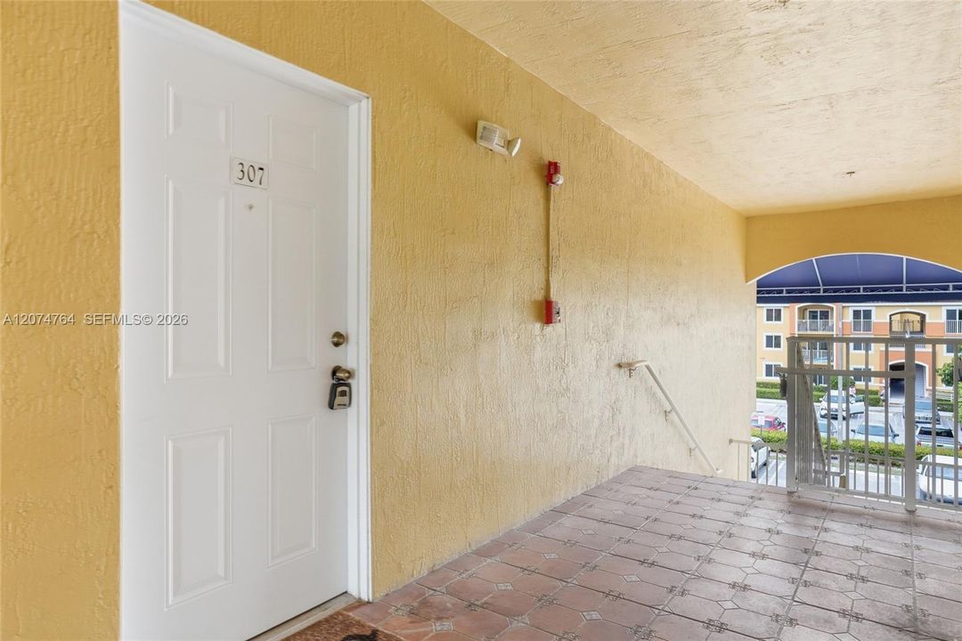 For Rent: $1,750 (1 beds, 1 baths, 746 Square Feet)