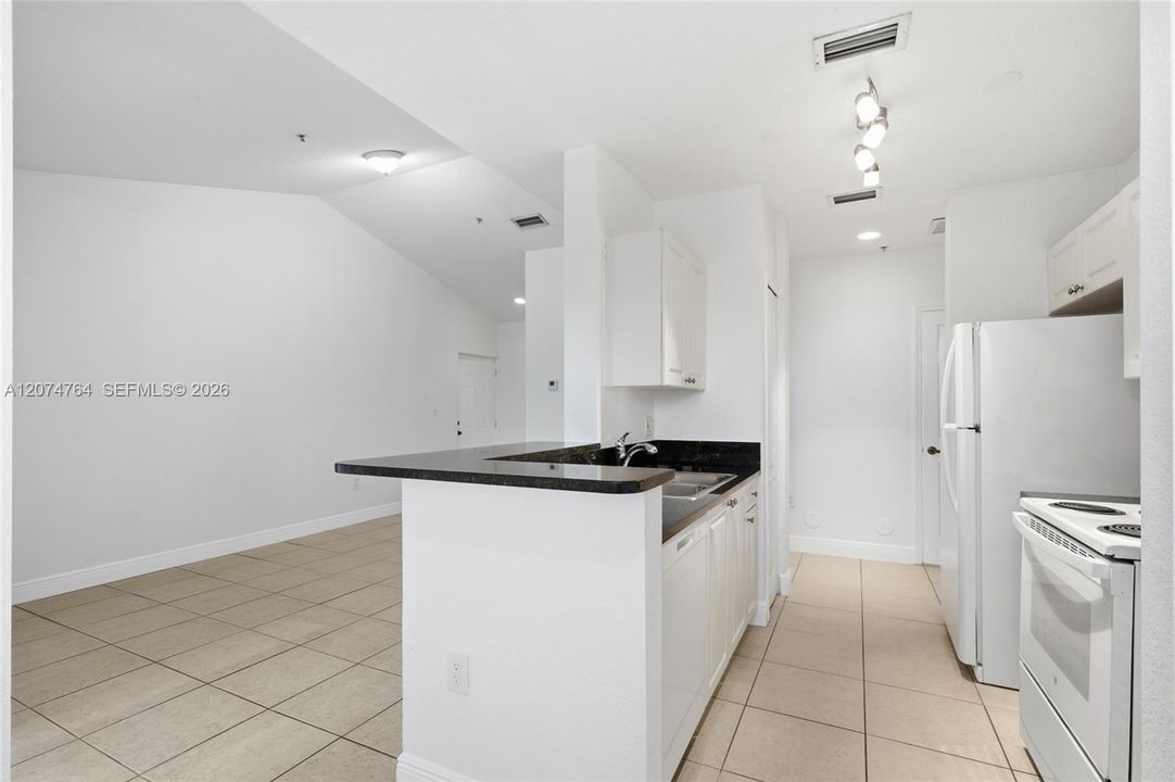 For Rent: $1,750 (1 beds, 1 baths, 746 Square Feet)