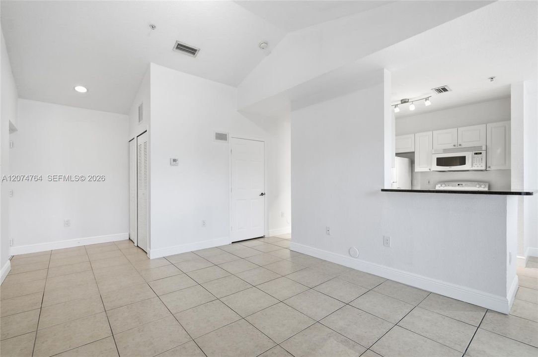 For Rent: $1,750 (1 beds, 1 baths, 746 Square Feet)