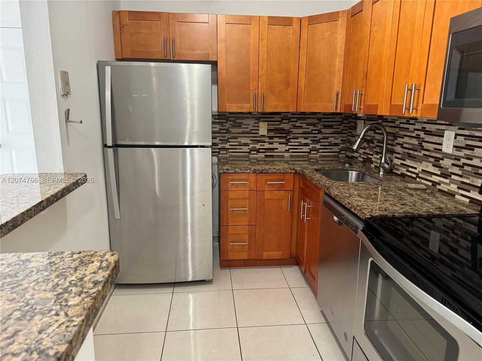 For Rent: $2,300 (2 beds, 2 baths, 896 Square Feet)