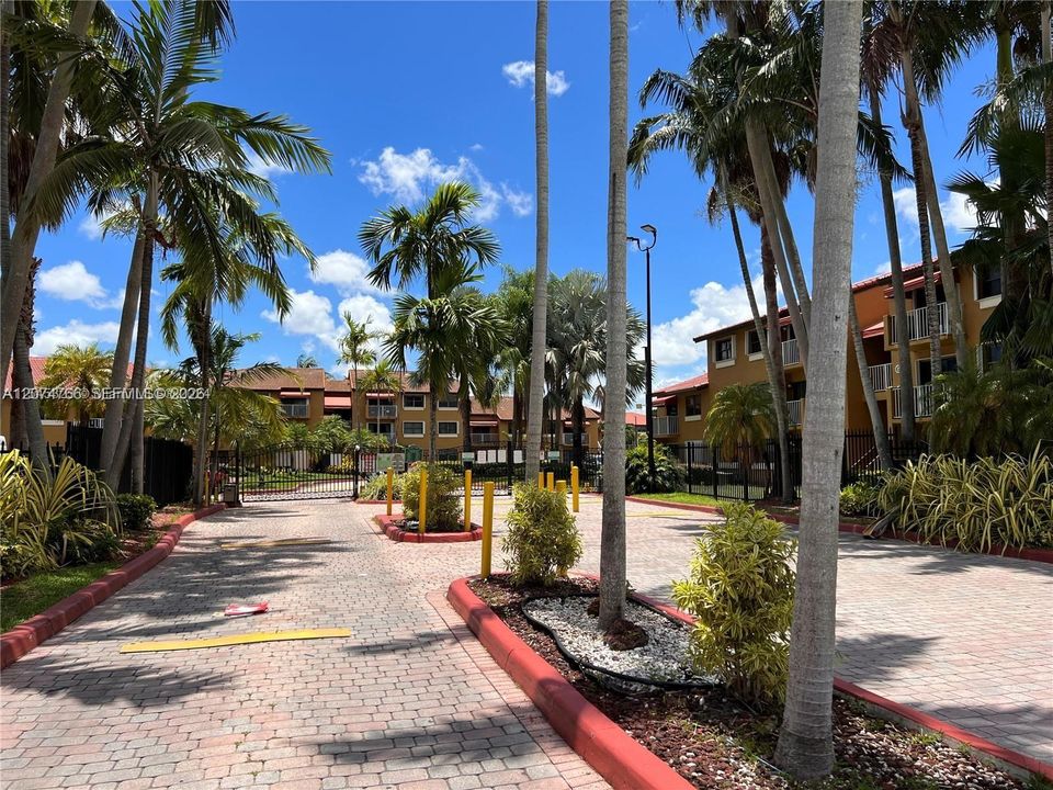 For Rent: $2,300 (2 beds, 2 baths, 896 Square Feet)