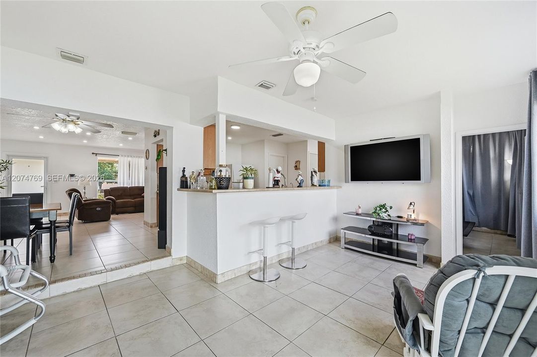 En Venta: $524,900 (3 camas, 2 baños, 1537 Pies cuadrados)