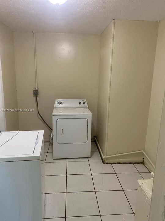 For Rent: $2,275 (3 beds, 1 baths, 1012 Square Feet)