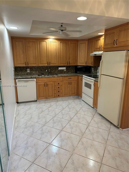 For Rent: $1,800 (2 beds, 2 baths, 896 Square Feet)