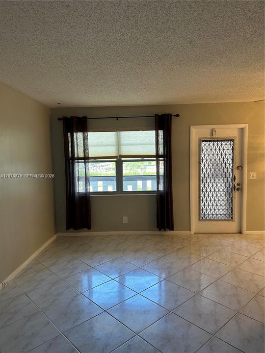 For Rent: $1,800 (2 beds, 2 baths, 896 Square Feet)