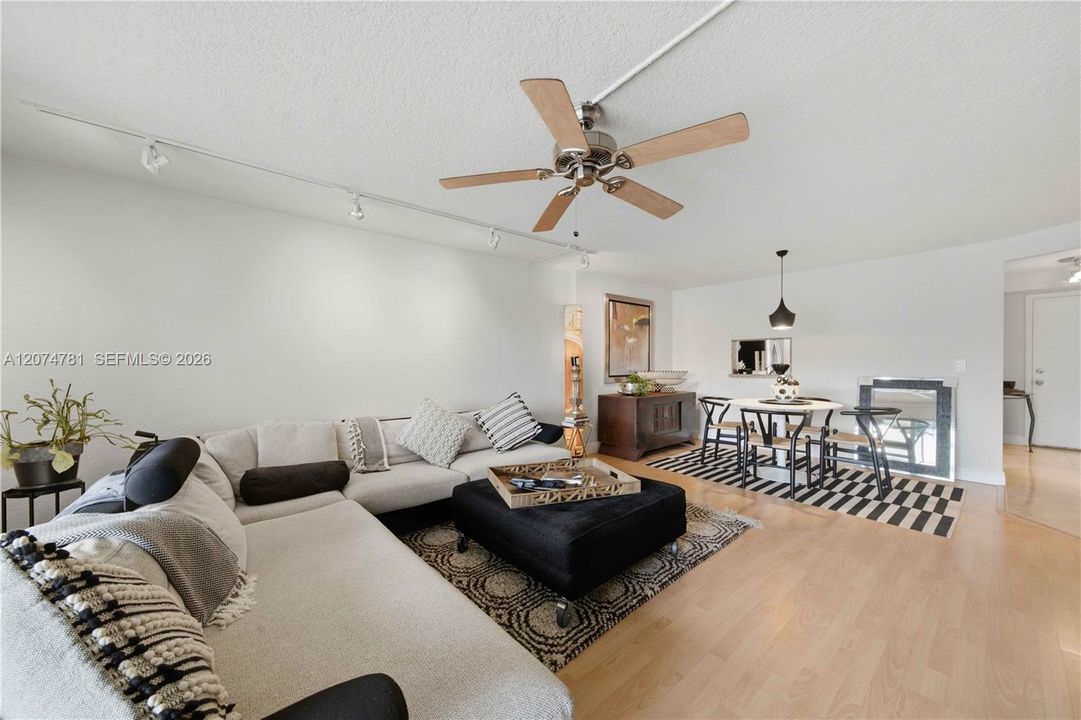 For Sale: $245,000 (2 beds, 2 baths, 1190 Square Feet)