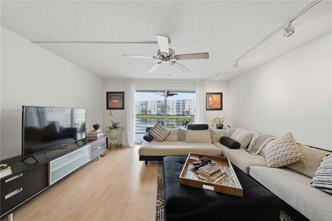 For Sale: $245,000 (2 beds, 2 baths, 1190 Square Feet)