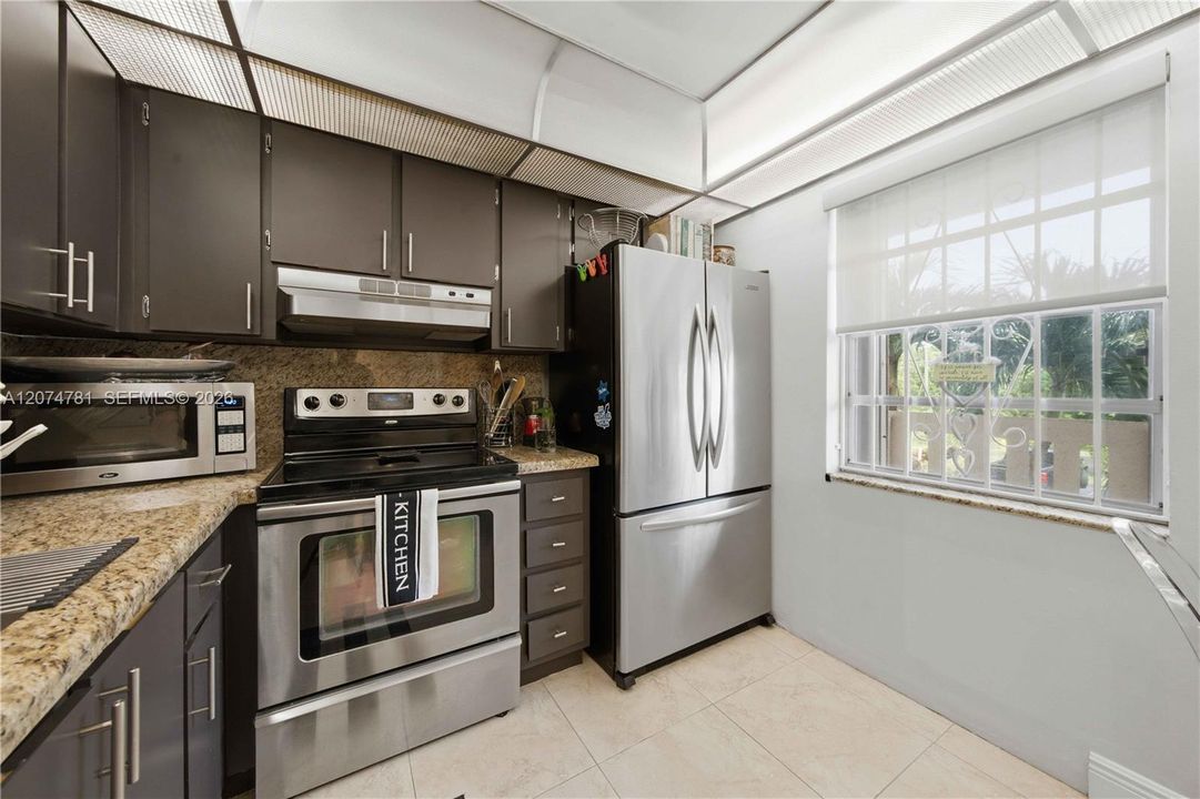 For Sale: $245,000 (2 beds, 2 baths, 1190 Square Feet)