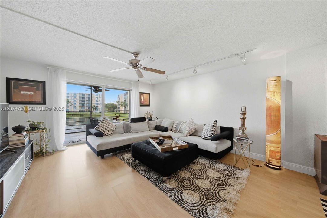For Sale: $245,000 (2 beds, 2 baths, 1190 Square Feet)