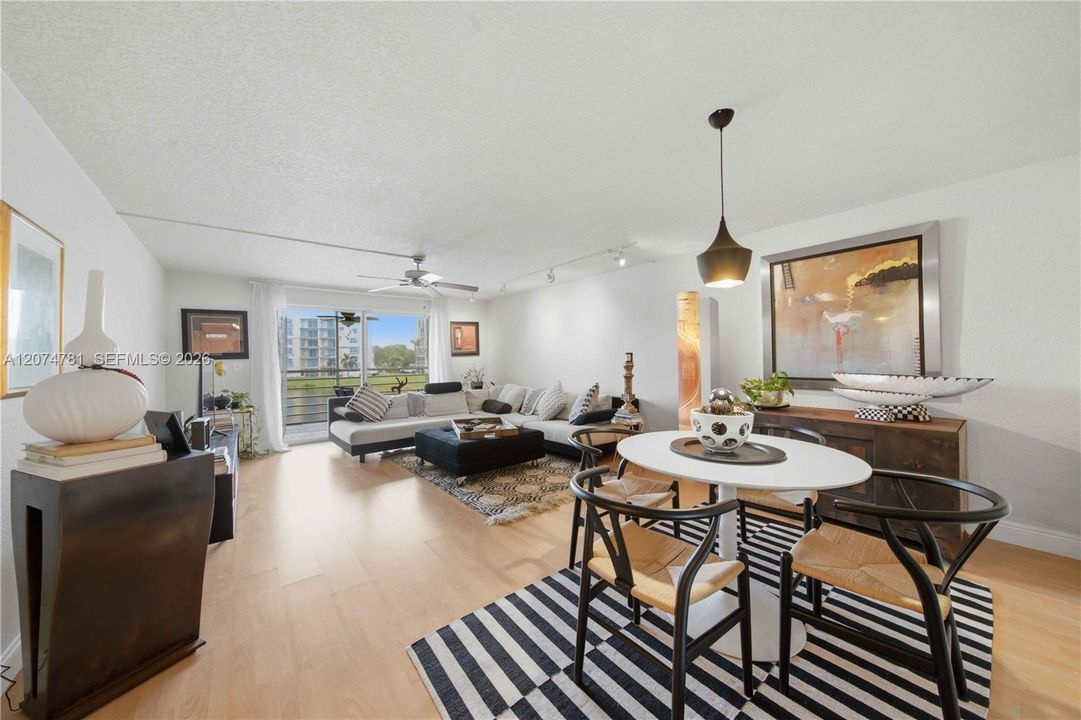 For Sale: $245,000 (2 beds, 2 baths, 1190 Square Feet)