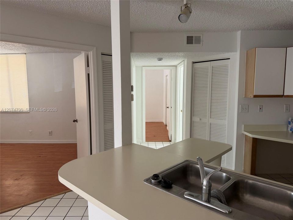 For Sale: $179,000 (2 beds, 1 baths, 1035 Square Feet)