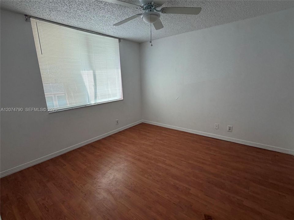 For Sale: $179,000 (2 beds, 1 baths, 1035 Square Feet)