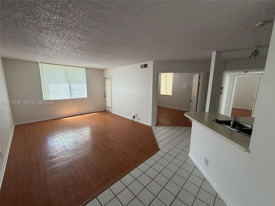 For Sale: $179,000 (2 beds, 1 baths, 1035 Square Feet)