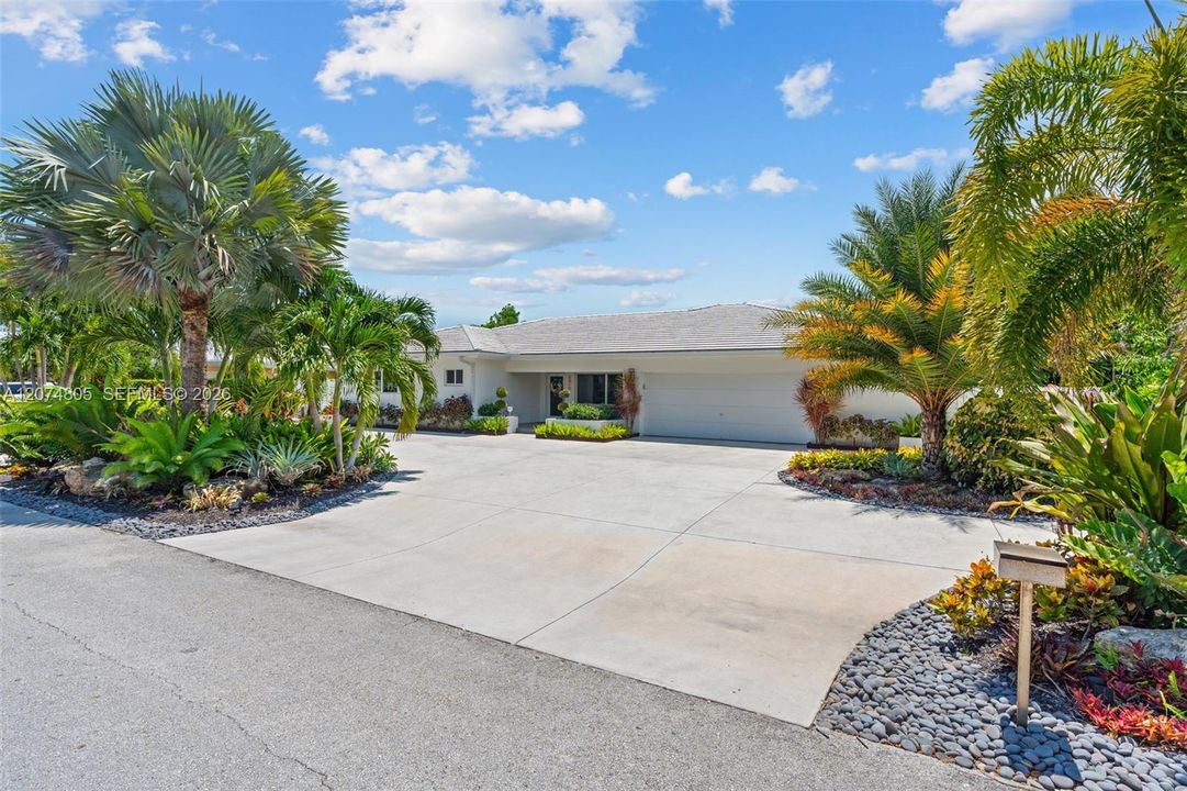For Sale: $3,390,000 (3 beds, 2 baths, 2390 Square Feet)