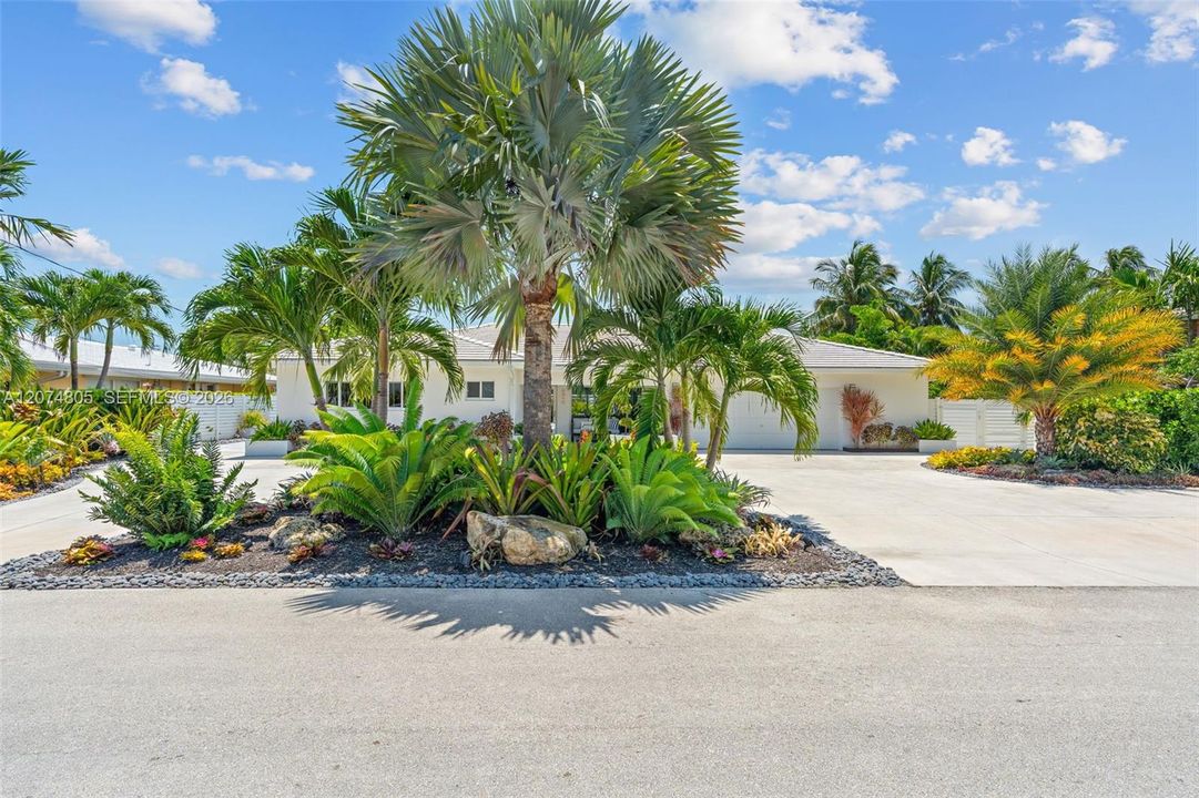 For Sale: $3,390,000 (3 beds, 2 baths, 2390 Square Feet)