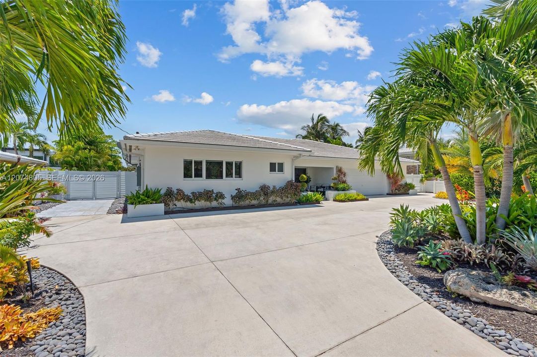 For Sale: $3,390,000 (3 beds, 2 baths, 2390 Square Feet)