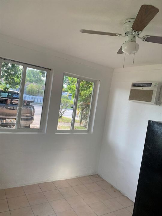 For Rent: $1,200 (0 beds, 1 baths, 550 Square Feet)