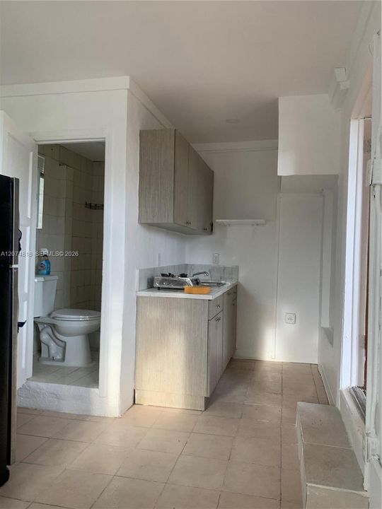 For Rent: $1,200 (0 beds, 1 baths, 550 Square Feet)