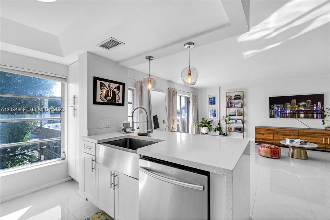 For Rent: $3,000 (1 beds, 1 baths, 885 Square Feet)