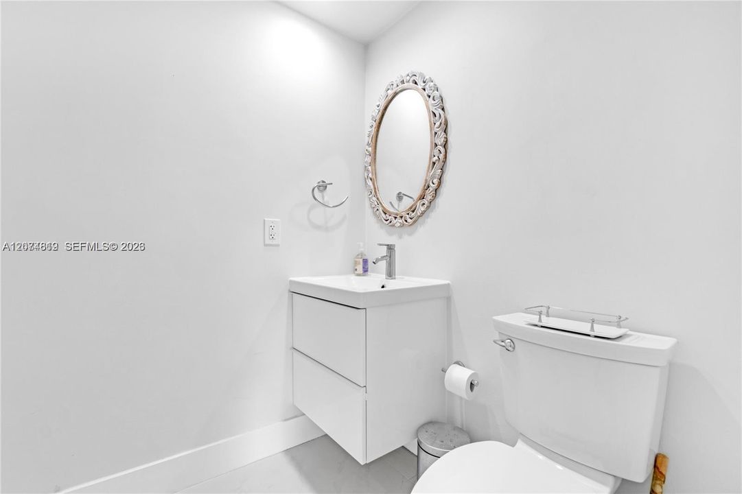For Rent: $3,000 (1 beds, 1 baths, 885 Square Feet)