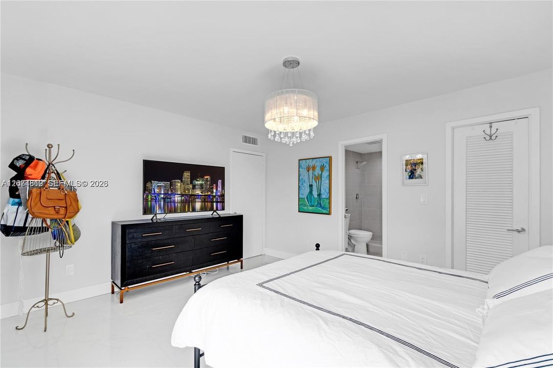 For Rent: $3,000 (1 beds, 1 baths, 885 Square Feet)